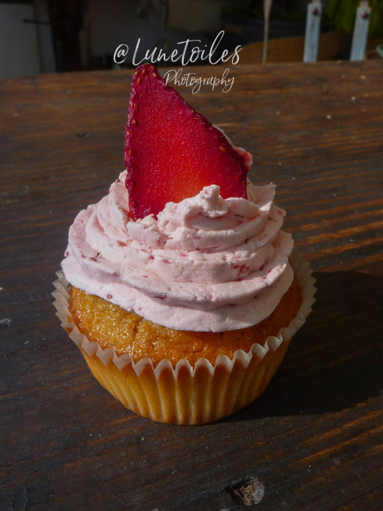 Strawberry cupcakes with Swiss meringue buttercream frosting